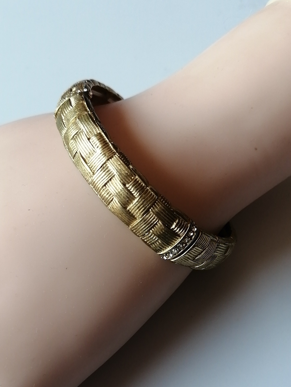 Vintage 1980s Goldtone Stretch Bracelet Textured Basketwave Rhinestone Accents